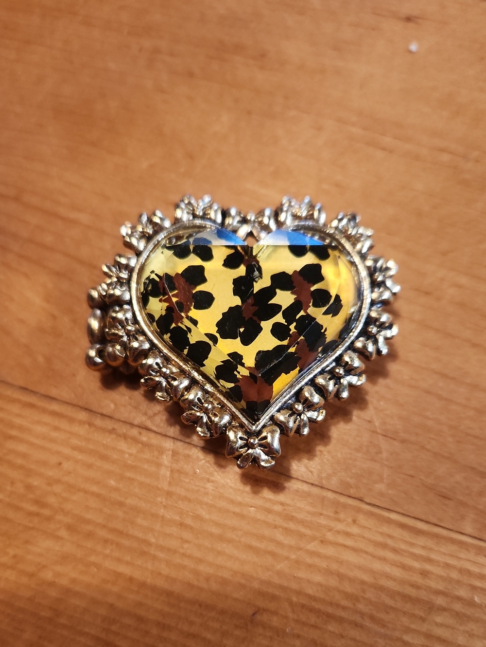 Heart-Shaped Floral Resin Stretchy Ring in Yellow and Black